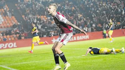 Narro celebra su gol ante la Cultural Leonesa en el Nou Estadi. FOTO: nàstic