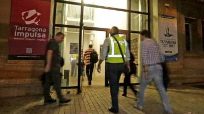 Imagen del registro que los agentes de la Guardia Civil llevaron a cabo en varias sedes municipales el pasado 9 de octubre. Foto: Lluís Milián