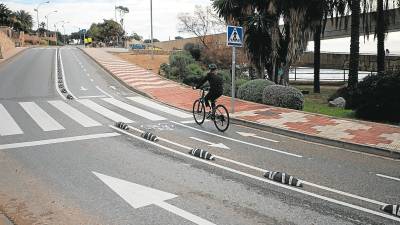 El nuevo carril bici que enlaza la playa del Miracle con la Arrabassada. foto: Marc Bosch