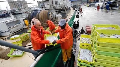 Pescadores de arrastre de Tarragona, en 2023, en el primer día tras la veda. FOTO: PERE FERRÉ / DT