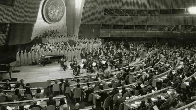 1971. Casals dirigeix l’Orquestra del Festival Casals a la seu de l’ONU, a Nova York. Foto: Fundació Pau Casals. Fons Pau Casals (ANC).