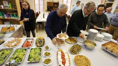 La comida es elaborada por los voluntarios de la cafetería social. Foto: pere ferré