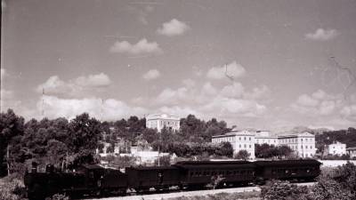 El tren circulant per la vora de l’Observatori de l’Ebre, a Roquetes. Foto: Paco Boluña