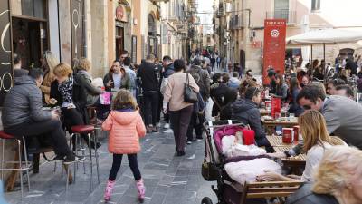 Centenares de tarraconenses se acercaron ayer por la mañana a la Part Alta para disfrutar del vermut. En imagen, la Plaça del Fòrum. FOTO: PERE FERRÉ