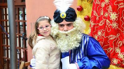 El paje real recibió las cartas de los niños en Roda de Berà.- El pasado sábado la plaza de la Sardana de Roda de Berà se llenó de familias con niños para dar la bienvenida al paje de Sus Majestades los Re