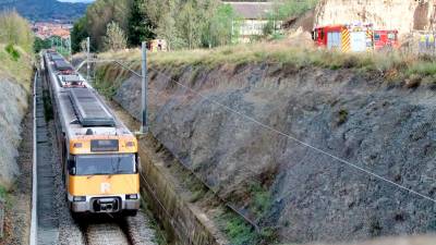 Imagen del tren detenido entre Manlleu y Torelló tras el incidente con la catenaria. Foto: ACN