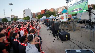Imagen de la pantalla gigante instalada en Tarragona para el partido Ceuta-Nàstic. Foto: Pere Ferré