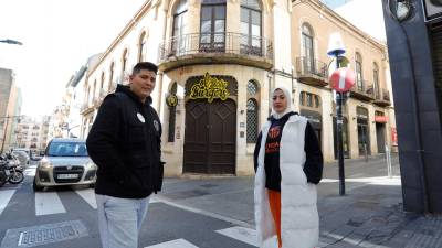 Desde diciembre Rou Espinoza e Imane FH trabajan en la Cooperativa Obrera gracias a la gestión de la Cooperativa Combinats. Foto: Pere Ferré