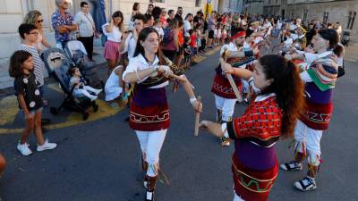 El Ball d’Espases de Tarragona fue simultáneo a la llegada del Ball de Bastons. Foto: Pere Ferré/DT