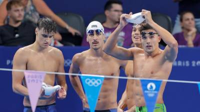 Carles Coll, a la izquierda, junto a sus compañeros, tras finalizar su actuación. FOTO: EFE