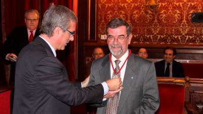 Josep M. Pons recibiendo la Medalla d’Argent de la ciudad de manos del alcalde Ballesteros en 2010. Foto: Txema Morera/DT