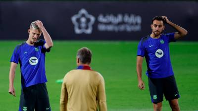 Dani Olmo a la izquierda de la imagen en un entrenamiento de la Supercopa en Arabia. Foto: EFE