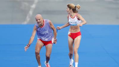 Elena Congost y su guía Mia Carol. Foto: EFE/Javi Etxezarreta