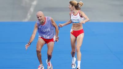 La atleta española Elena Congost, medalla de bronce en la final de la maratón T12 femenino, ayuda a su guía, que llega exhausto a la línea de meta, este domingo en los Juegos Paralímpicos de París 2024. Foto: EFE/Javier Etxezarreta