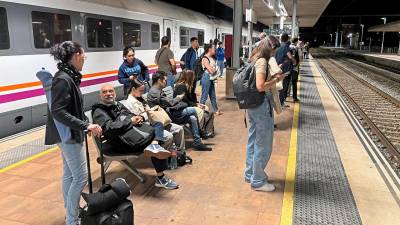 Pasajeros esperan al tren en la estación de Tarragona. Foto: Alfredo González