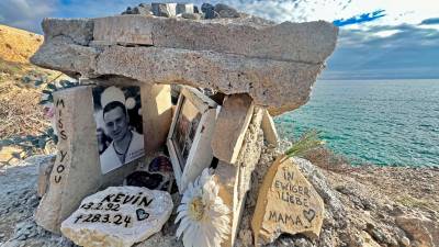 El pequeño altar que la familia y amigos han colocado en la punta del Miracle. Foto: Alfredo González