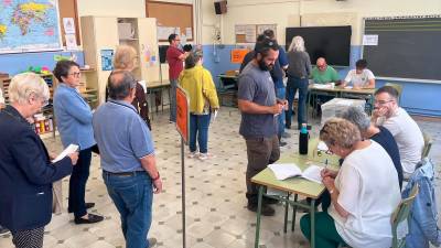 Gente votando en Reus durante unas elecciones. Foto: Alfredo González