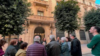 La visita guiada empezó a pie de calle, observando la fachada del actual museo. foto: Alfredo González