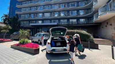 Turistas llegando a uno de los hoteles de la Costa Daurada este primer fin de semana de junio. Foto: Alfredo González