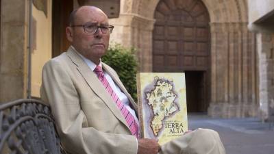 Anton Monner amb el seu llibre, a Gandesa. foto: joan revillas