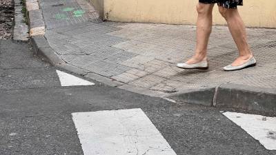 Un paso de peatones que levanta quejas, en el barrio Niloga. Foto: Alfredo González