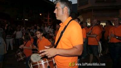 &Aacute;varez es tabaler conh la colla gegantera de Borriana.