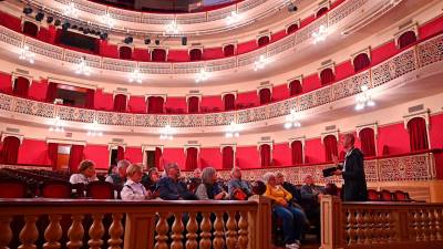 El grup de 17 persones, admirant l’interior del Teatre Fortuny de Reus. FOTO: Alfredo González