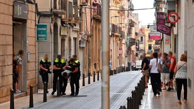 La detención de ayer atrajo la curiosidad de muchos peatones en la calle Recs. Foto: Alfredo González