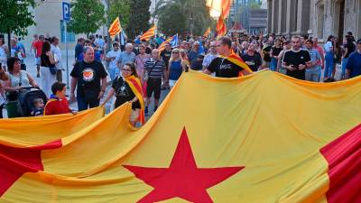 Manifestantes independentistas recorren las calles de Reus, en una imagen de la Diada Nacional de 2023. FOTO: ALFREDO GONZÁLEZ/DT