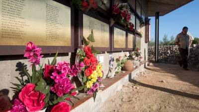 Imatge del Memorial de les Camposines, on hi ha inscrits els noms d´un miler llarg de desapareguts. Foto: J. r. / dt