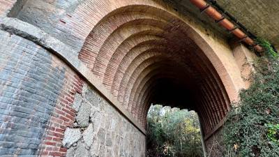 La peculiaritat del pont de la carretera de Castellvell són les seves arcades de totxo vist. foto: A. González