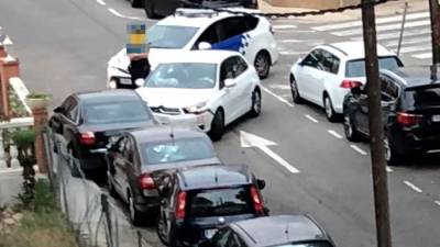 El vehículo infractor y uno de los coches patrullas de la Policía Local de Salou. Foto: cedida