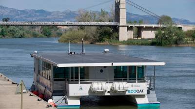 El vaixell elèctric d’Amposta, amarrat a l’embarcador fluvial. Foto: Joan Revillas