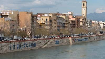 L'Ebre al seu pas per Tortosa. Foto: Joan Revillas