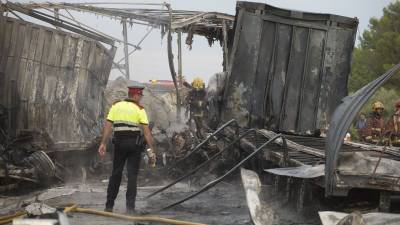 El choque de dos camiones y una furgoneta el 7 de septiembre en la N-340, en El Perelló, dejó tres muertos y un herido grave. Foto: Joan Revillas