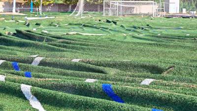 Estado en el que ha quedado uno de los campos del Estadi Municipal tras la tromba del pasado viernes. Foto: Alfredo González