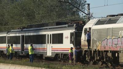 Operaris d´Adif, retirant el tren que va provocar l´avaria, ahir a la tarda. Foto: Joan Revillas