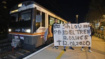 Un grupo de personas se manifestó la noche en que pasó el último tren por la estación de Salou en enero de 2020. FOTO: ALFREDO GONZÁLEZ