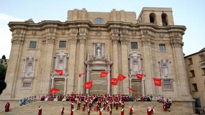 Els Abanderats de Tortosa durant la seua actuació davant la façana barroca de la Catedral, on ha tingut lloc per primera vegada l’acte inaugural. Foto: J. Revillas