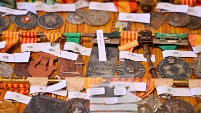 Imatge de detall de diverses medalles aconseguides pel cor i cedides als Museus de Reus. Foto: Alfredo González