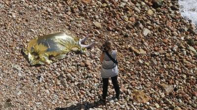 El cuerpo sin vida, en la zona de los acantilados de la playa de Llevant. Foto: alfredo gonzález