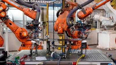 Robots industriales trabajando en las soldaduras de una luneta térmica. Foto: Marc Bosch