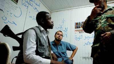 Sergi Franch (centro), en el puerto de Benghazi, en Libia, antes de su primer viaje a Siria, en 2011. Foto: dt