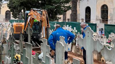 Un instante de las labores de excavación para localizar a Cipriano Martos, que se iniciaron el diciembre en el cementerio de Reus. Foto: Alfredo González
