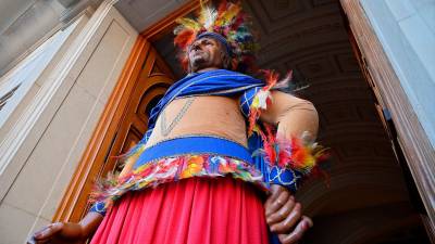 El gegant Indi, a la porta de l’ajuntament de Reus durant les passades festes de Misericòrdia. FOTO: ALfredo gonzález/DT