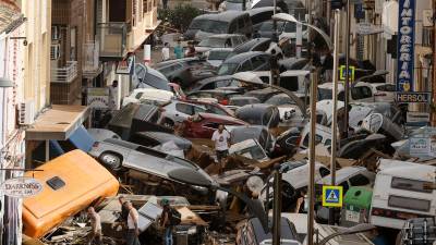 Todavía hay miles de coches que obstruyen las calles de esta parte de Valencia. Foto: EFE