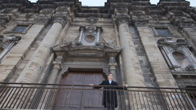 L´escultor Marco Augusto Dueñas, fotografiat davant de la Catedral, on al centre de la façana s´instal·larà una Verge de la Cinta. FOTO: JOAN REVILLAS