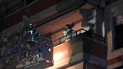 Los bomberos, en el piso de Torreforta donde hubo la tercera víctima mortal. foto: alfredo gonzález