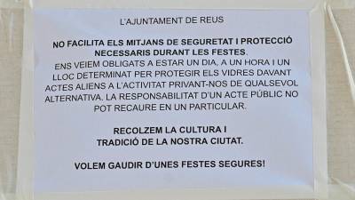 Un dels cartells que hi ha penjats damunt dels cartrons que protegeixen alguns aparadors del carrer Major. Foto: Alfredo González