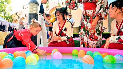 Alguns dels participants i visitants a la fira Hikari s’han deixat veure mudats amb kimono. Foto: Alfredo González